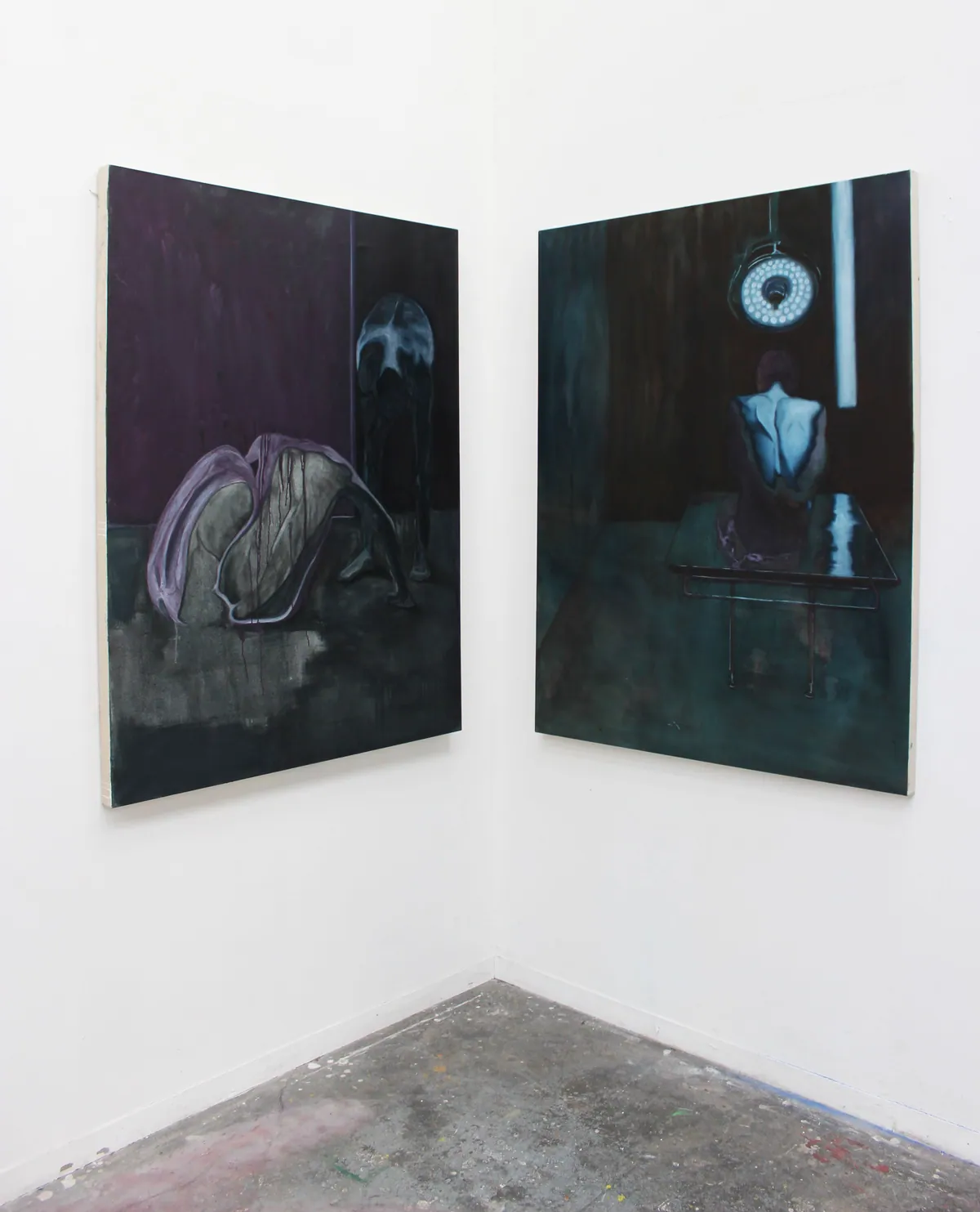 Vue d’exposition Pull The Trigger, Heure Fatale : Cry of the flesh, 2025, Huile sur lin, 146 x 114 x 4,5 cm ; Chair exposée, 2025, Huile sur lin, 146 x 114 x 4,5 cm