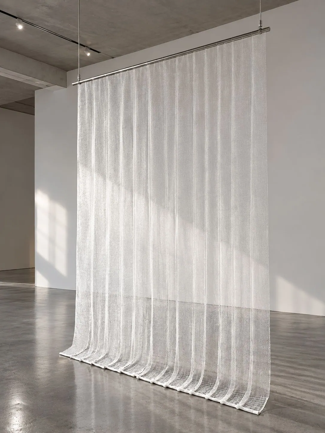 L’autre contrée, 2024, Installation : piste sonore, tige en acier, bandes de gaze médical, 320 x 200 x 2 cm